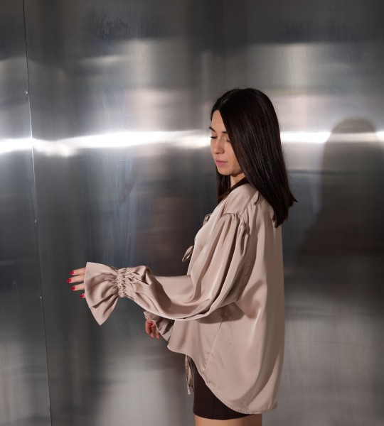 Блуза Tie Whisper Беж | Showroom By Nona — зображення 3 Блуза Tie Whisper Беж | Showroom By Nona — зображення 3